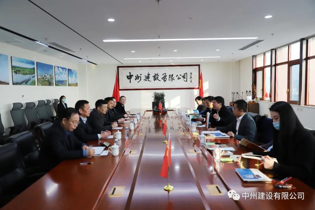 大唐河南清潔能源有限責任公司總經(jīng)理王永民、金風科技集團國內(nèi)營銷中心副總經(jīng)理韓明剛一行到我司參觀考察
